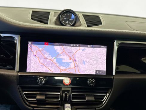 Certified 2022 Porsche Macan image 17