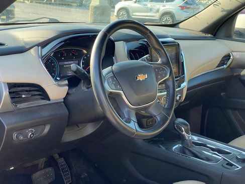 Used 2023 Chevrolet Traverse LT w/ Rear Camera Mirror Package FWD image 9