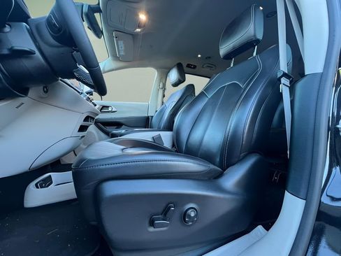 Used 2024 Chrysler Pacifica Select image 10