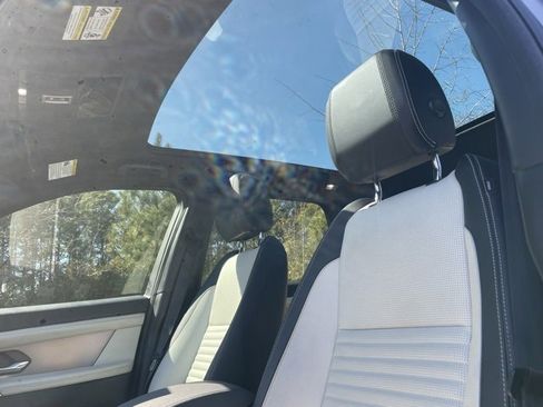 Used 2025 Land Rover Discovery Sport Dynamic SE image 3