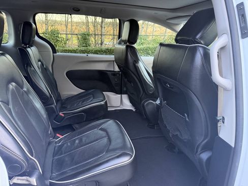 Used 2022 Chrysler Pacifica Limited FWD image 25