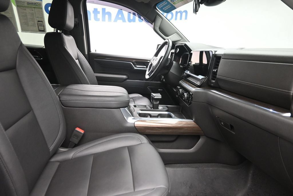 Used 2023 Chevrolet Silverado 1500 LT Trail Boss w/ LT Trail Boss Premium Package AWD/4WD image 9