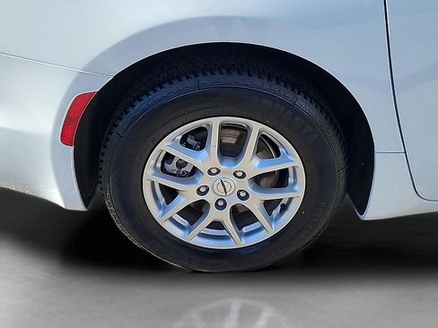 Used 2023 Chrysler Pacifica Touring-L FWD image 9