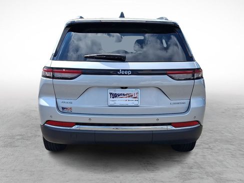 Used 2022 Jeep Grand Cherokee Laredo w/ Luxury Tech Group I AWD/4WD image 4