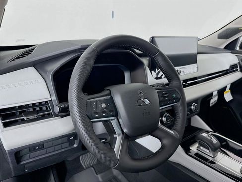 New 2025 Mitsubishi Outlander SE image 9
