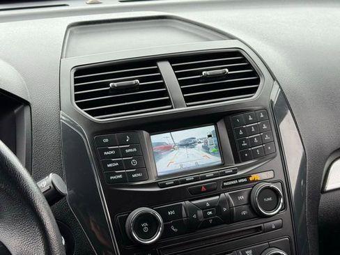 Used 2017 Ford Explorer XLT image 3