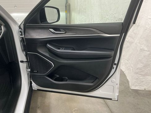 Used 2023 Jeep Grand Cherokee L Limited w/ Black Appearance Package image 30