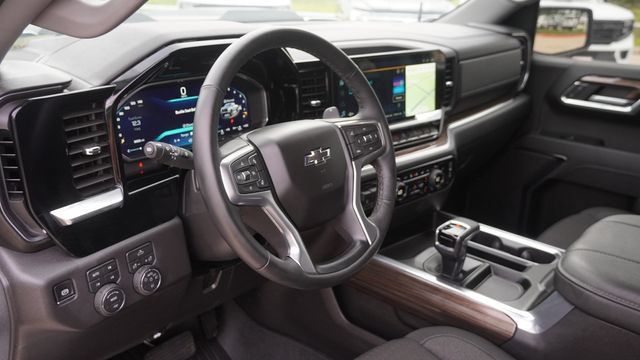 Used 2026 Chevrolet Silverado 1500 LT Trail Boss w/ LPO, Dark Essentials Package AWD/4WD image 17