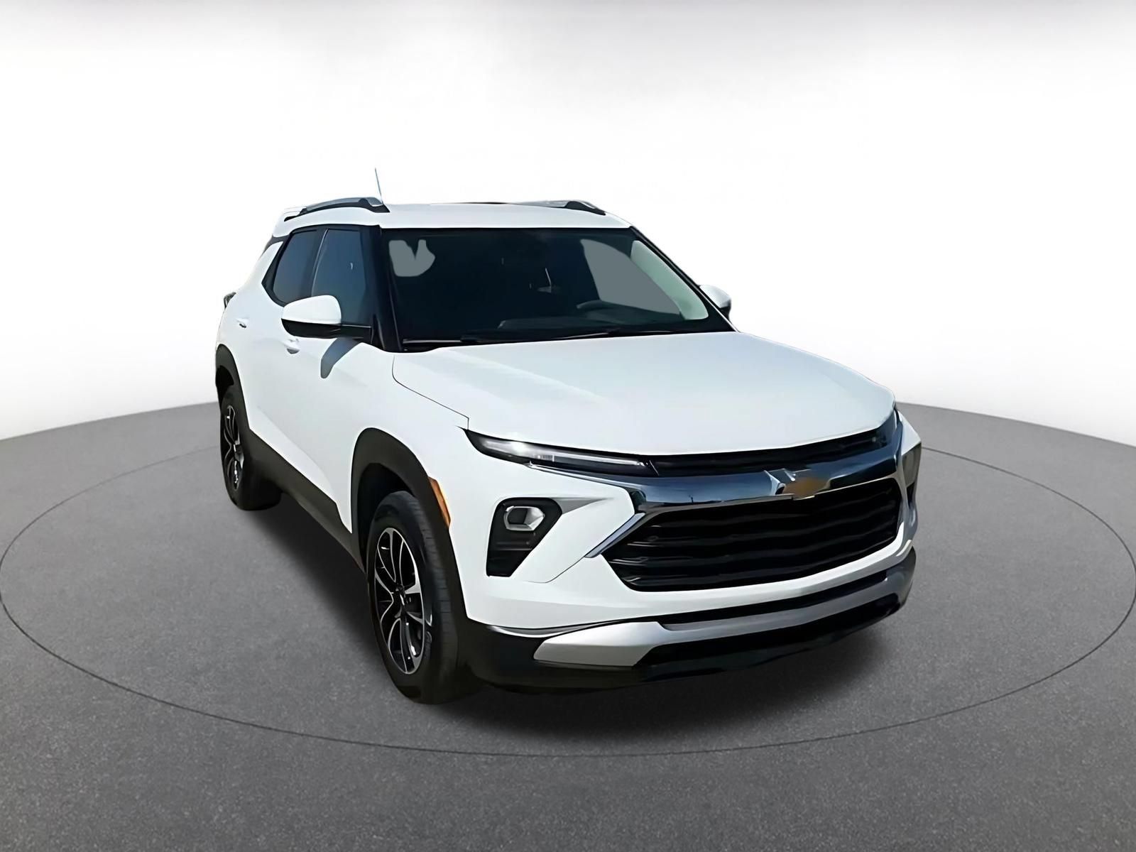 Used 2025 Chevrolet TrailBlazer LT w/ Driver Confidence Package AWD/4WD image 3