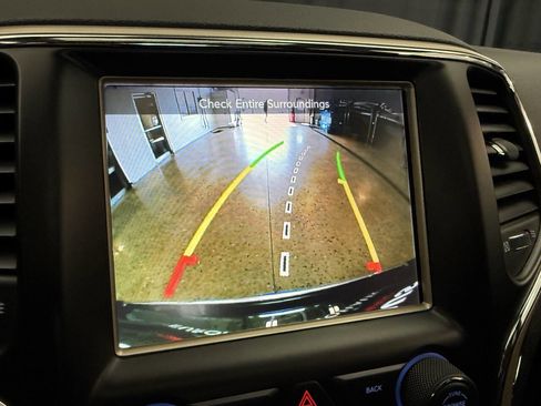 Used 2017 Jeep Grand Cherokee Limited image 16