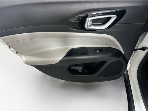 Used 2025 Jeep Compass Limited image 25