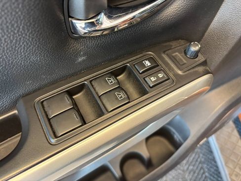 Used 2019 Nissan Titan PRO-4X w/ Pro-4x Convenience Package AWD/4WD image 15