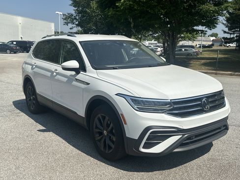 Used 2024 Volkswagen Tiguan SE FWD image 3