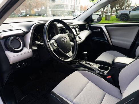 Used 2018 Toyota RAV4 XLE image 18