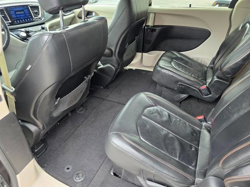 Used 2017 Chrysler Pacifica Touring-L FWD image 23