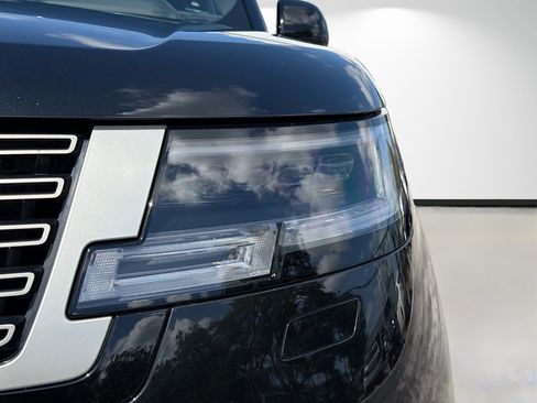 Certified 2025 Land Rover Range Rover SE AWD/4WD image 9