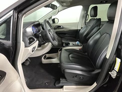 Used 2024 Chrysler Pacifica Touring-L FWD image 11
