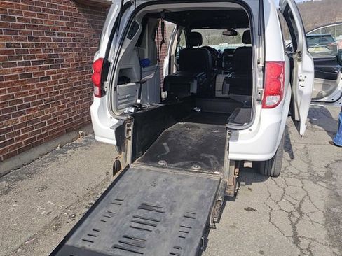 Used 2019 Dodge Grand Caravan SXT image 11