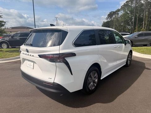 Used 2025 Toyota Sienna LE FWD image 13