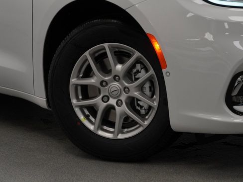 New 2026 Chrysler Pacifica Select image 4