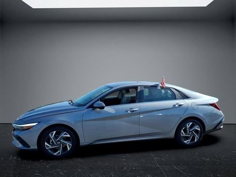 Used 2024 Hyundai Elantra Limited FWD image 7