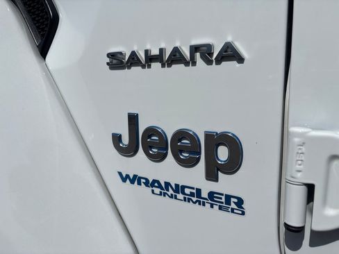 Used 2022 Jeep Wrangler 4WD Unlimited Sahara 4xe image 10