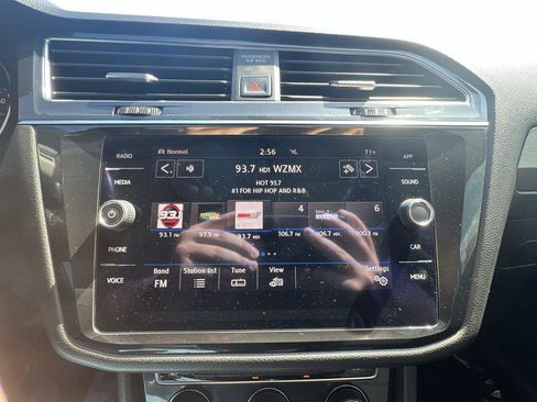 Used 2018 Volkswagen Tiguan SE w/ Panoramic Sunroof Package AWD/4WD image 16