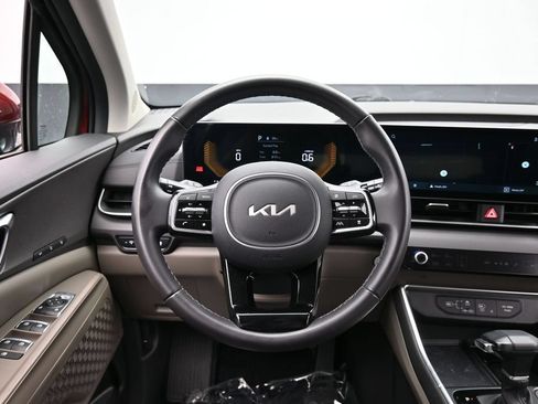 Used 2025 Kia Carnival EX FWD image 30