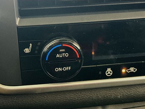 Used 2024 Nissan Rogue SV w/ SV Premium Package image 3