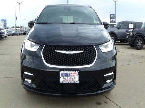 Used 2026 Chrysler Pacifica Limited FWD image 3