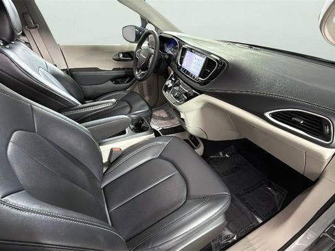 Used 2024 Chrysler Pacifica Select image 36