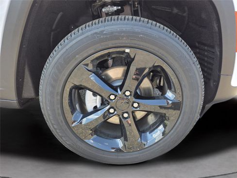 New 2025 Jeep Grand Cherokee Altitude image 69