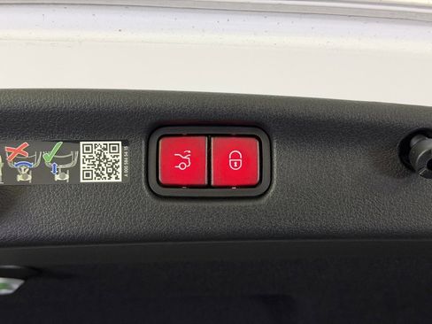 Used 2025 Mercedes-Benz C 300 4MATIC Sedan image 14