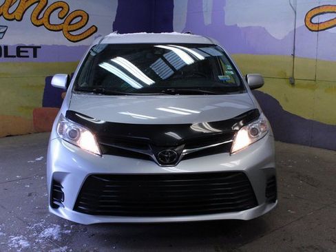 Used 2019 Toyota Sienna LE image 3
