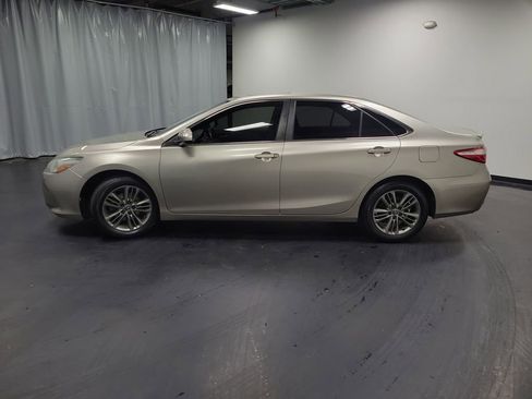 Used 2017 Toyota Camry SE w/ Moonroof Package FWD image 5