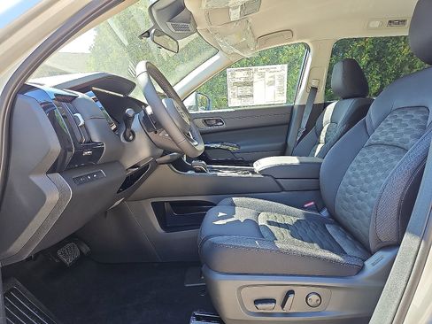 New 2025 Nissan Pathfinder SV w/ Black Appearance Package image 10