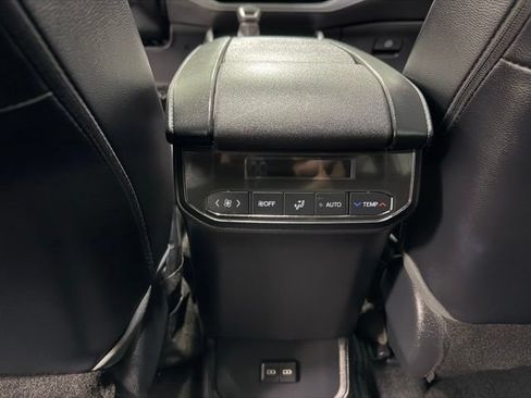 Used 2022 Toyota Highlander XLE AWD/4WD image 15