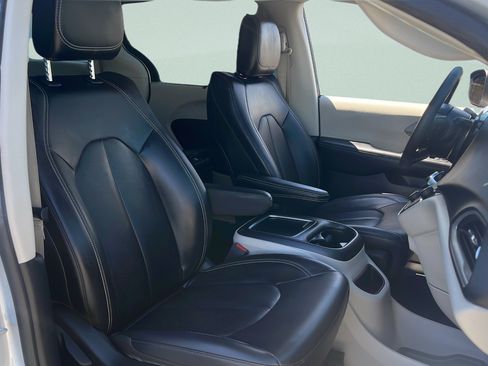 Used 2023 Chrysler Pacifica Touring-L FWD image 28