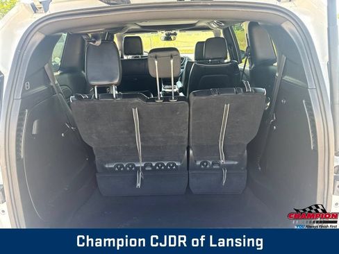 Used 2025 Chrysler Pacifica Limited FWD image 19