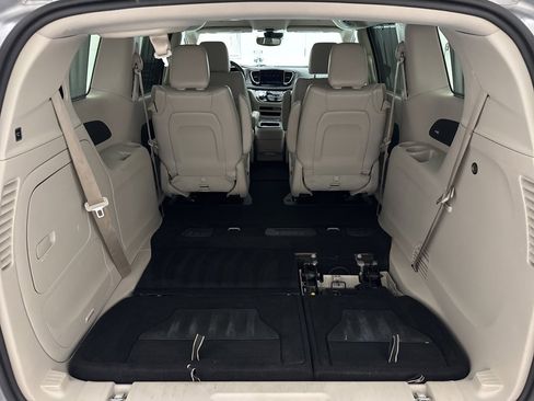 Used 2021 Chrysler Pacifica Touring-L image 11