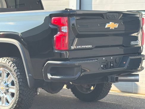 Used 2024 Chevrolet Silverado 2500 High Country w/ Technology Package AWD/4WD image 7