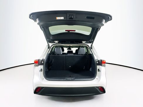 Used 2025 Toyota Highlander XLE image 30