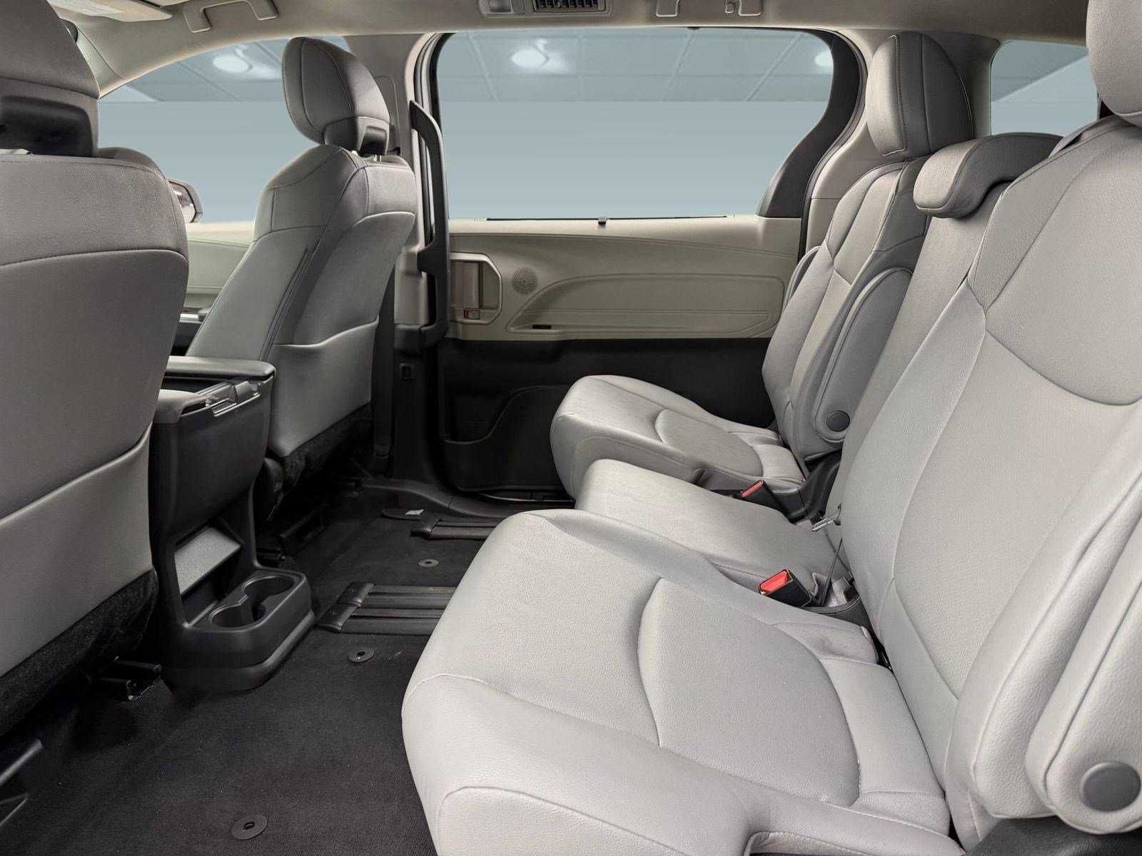 Used 2024 Toyota Sienna XLE FWD image 25