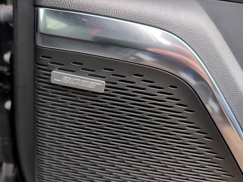 Used 2025 Chevrolet Traverse RS image 35