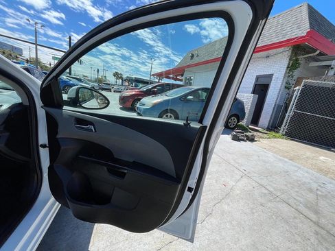 Used 2014 Chevrolet Sonic LT image 9