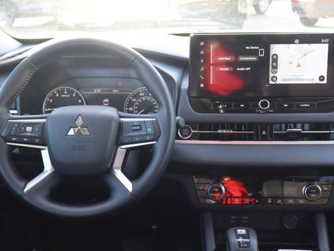 Used 2025 Mitsubishi Outlander SE image 16