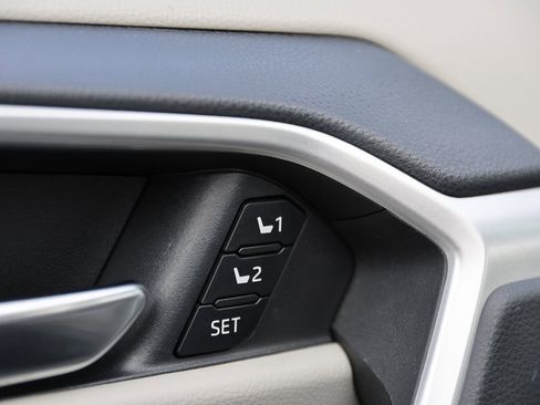 Used 2021 Toyota RAV4 XLE Premium image 19