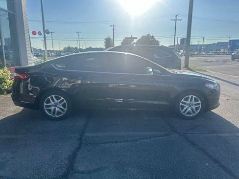 Used 2016 Ford Fusion SE FWD image 3