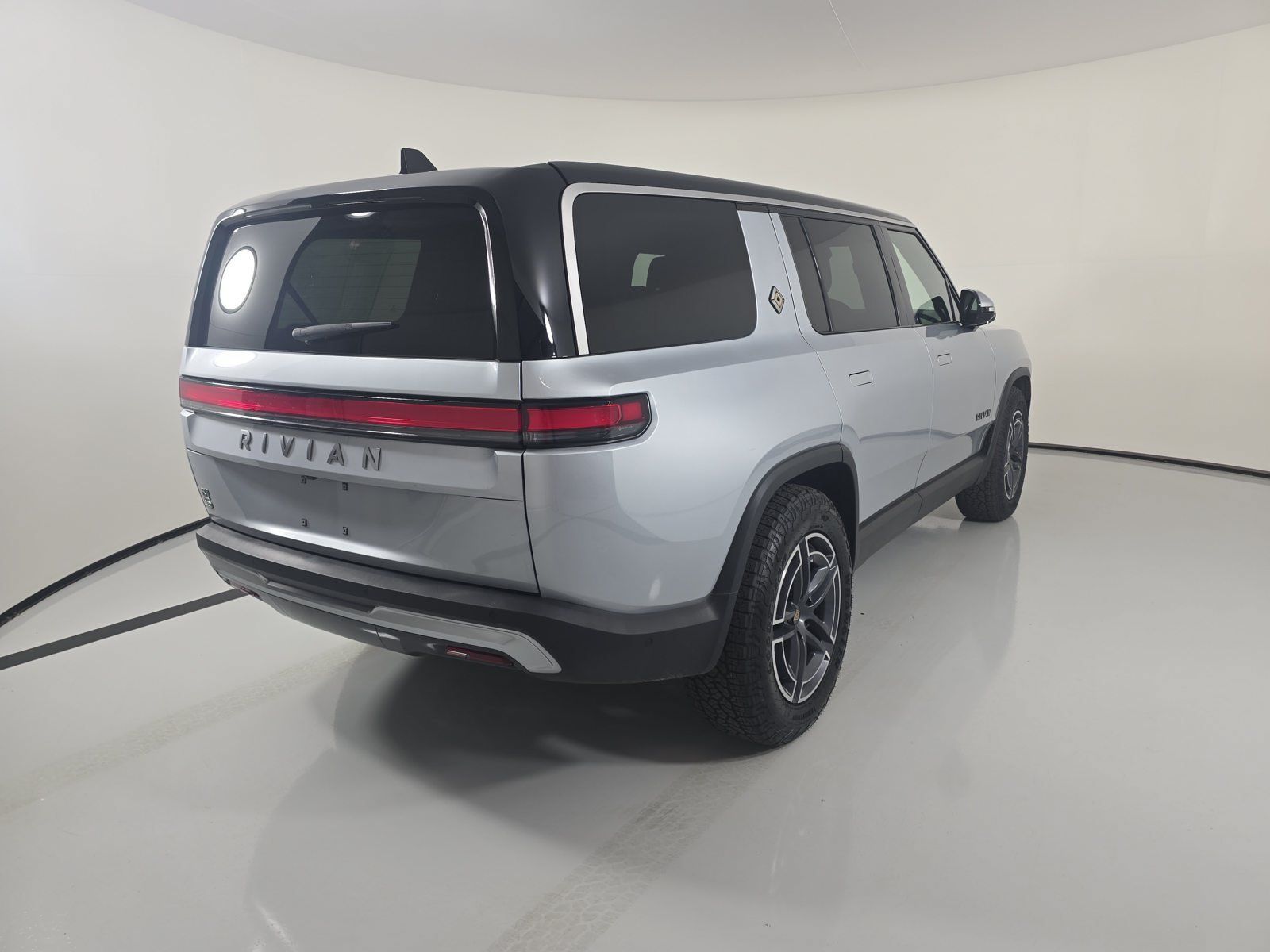 Used 2025 Rivian R1S Adventure Dual AWD/4WD image 5