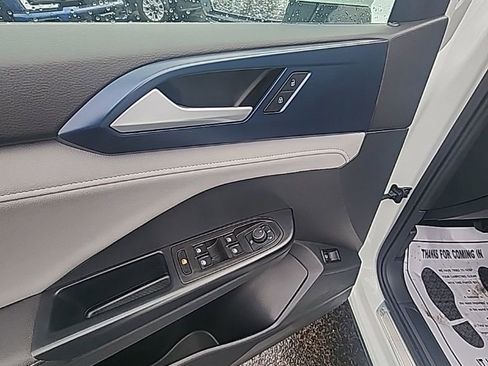 Used 2024 Volkswagen Taos SE image 16